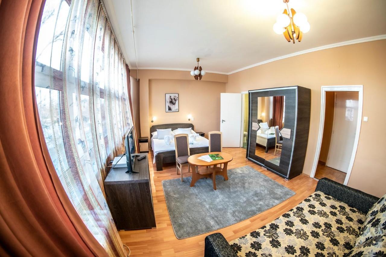 Hotel Dzsungel Ньиредьхаза Экстерьер фото